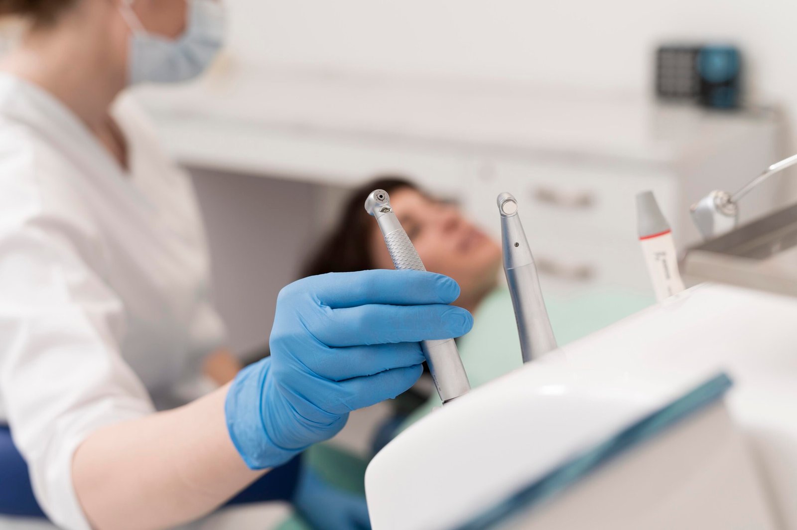paciente-de-sexo-femenino-que-tiene-un-procedimiento-realizado-en-el-dentista